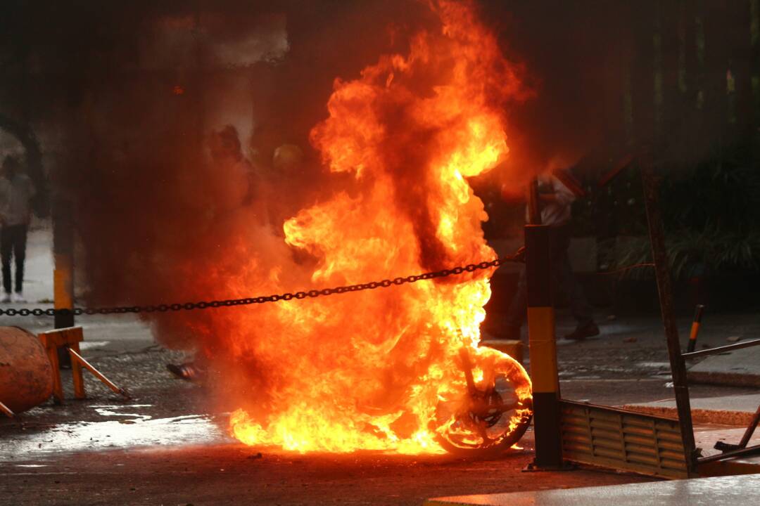 Paramilitares armados arremeten en Bello Campo: Queman y roban motos (Fotos)