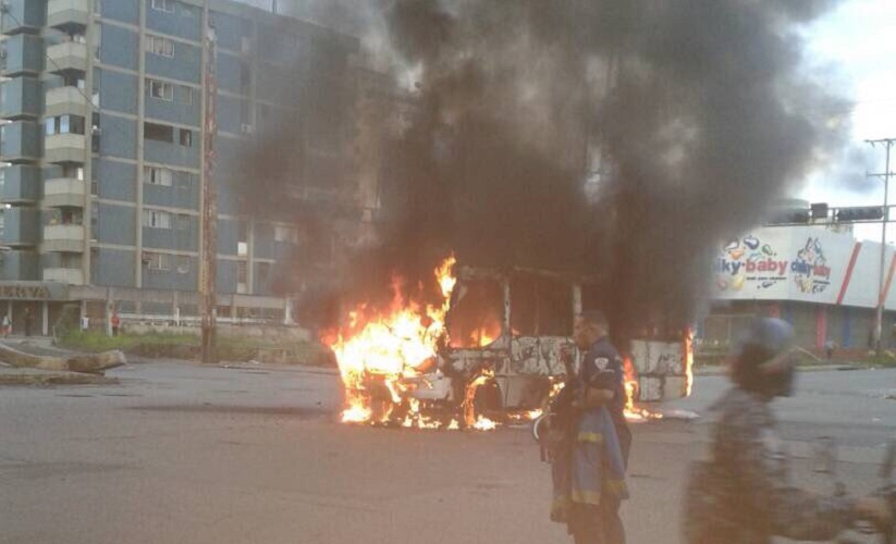 Incendian unidad de transporte público en el centro de Valencia (Fotos)
