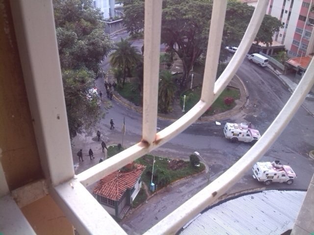 Represión de la GNB a residencias en Los Nuevos Teques // Foto @corinaguzman17