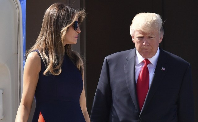 El presidente de los Estados Unidos, Donald Trump (d), y la primera dama, Melania Trump (i), llegan al Aeropuerto de Hamburgo para acudir a la cumbre del G20, en Hamburgo (Alemania) // EFE/Lukas Barth