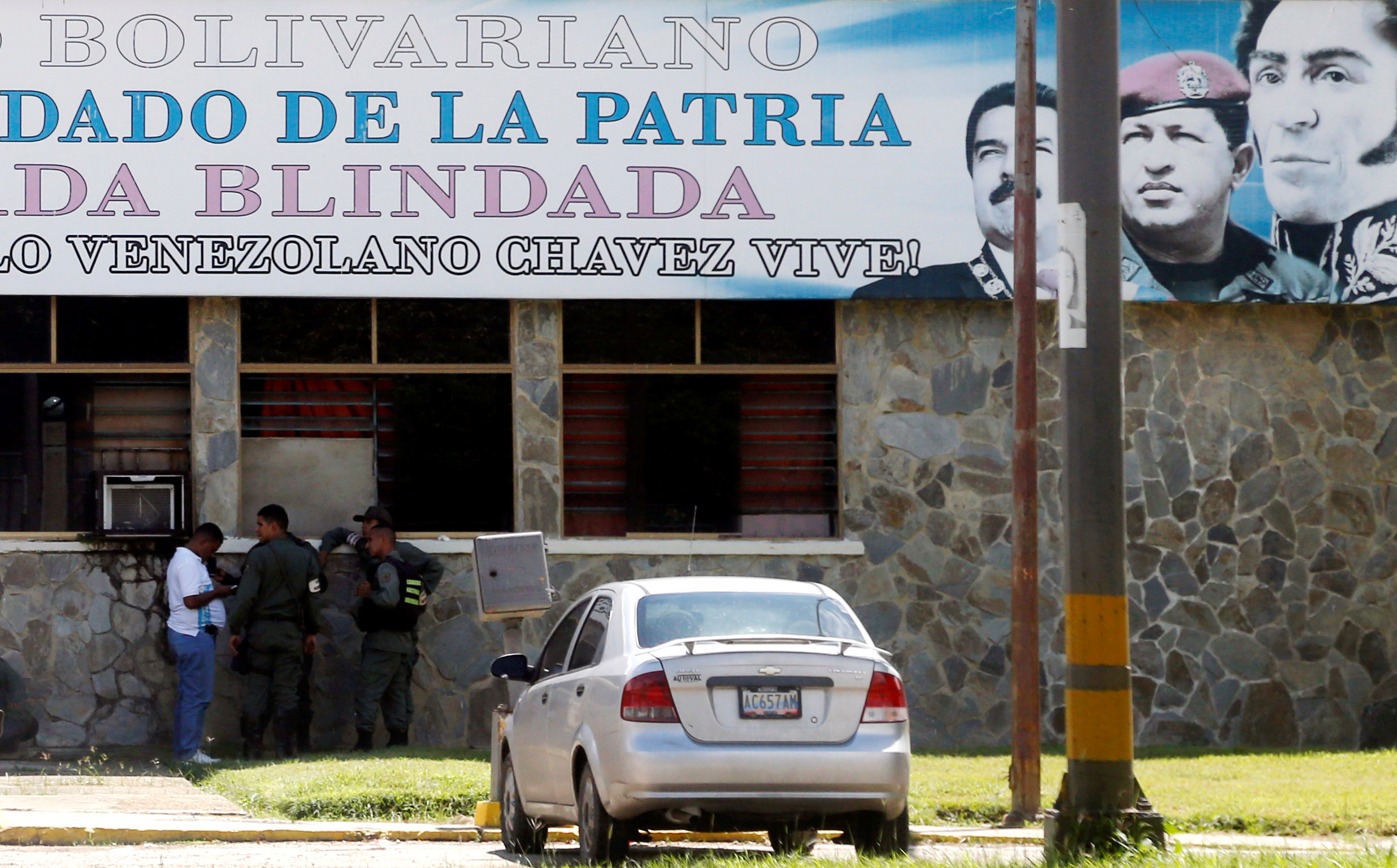 Maduro echó su cuento de lo ocurrido en el Fuerte Paramacay y dijo que “esas personas” fueron pagadas