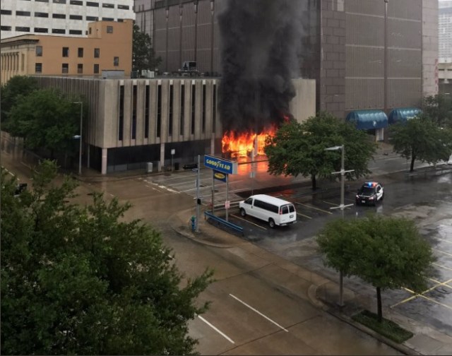 Foto del incendio provocado por una explosión en Houston / Foto: @lexareyna 