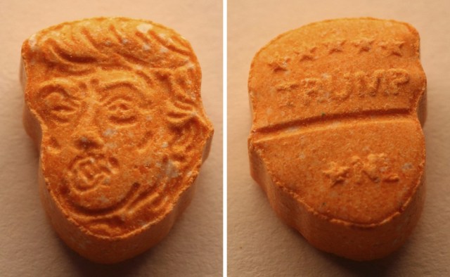 una pastilla de extásis de color naranja con la forma de la cara del presidente estadounidense, Donald Trump (i) y con la inscripcón "Trump" en la parte trasera (d) 