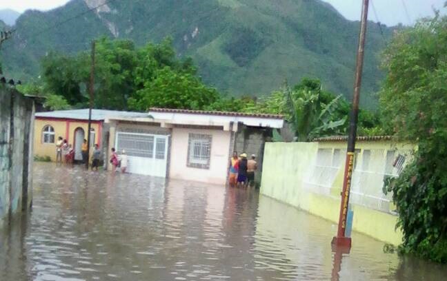 Inundaciones por fuertes lluvias en el estado Sucre afectan a 143 familias