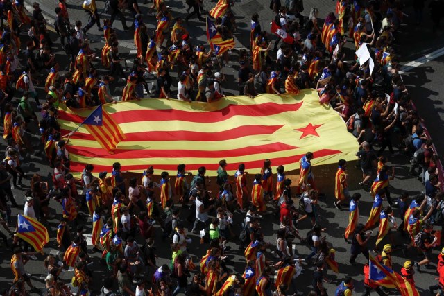 Students carry an Estelada (Catalan separatist flag) as they attend a demonstration in favor of the banned October 1 independence referendum in Barcelona, Spain September 28, 2017.  REUTERS/Juan Medina