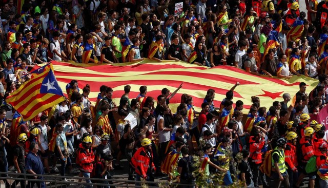 Students carry an Estelada (Catalan separatist flag) as they attend a demonstration in favor of the banned October 1 independence referendum in Barcelona, Spain September 28, 2017.  REUTERS/Juan Medina