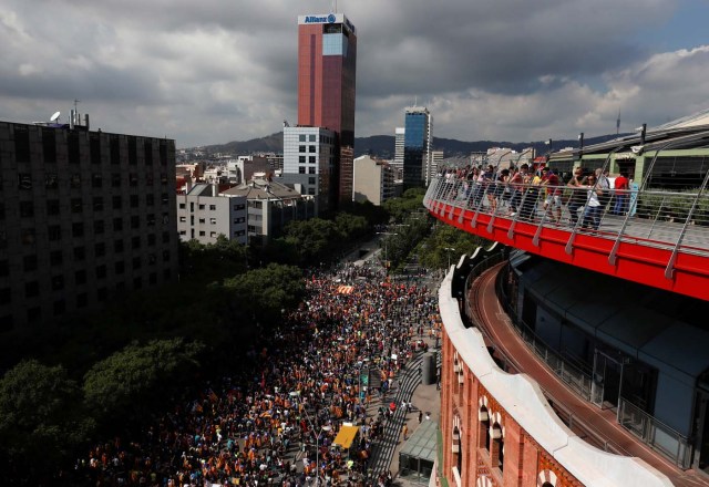 Students attend a demonstration in favor for the banned October 1 independence referendum in Barcelona, Spain, September 28, 2017.  REUTERS/Juan Medina