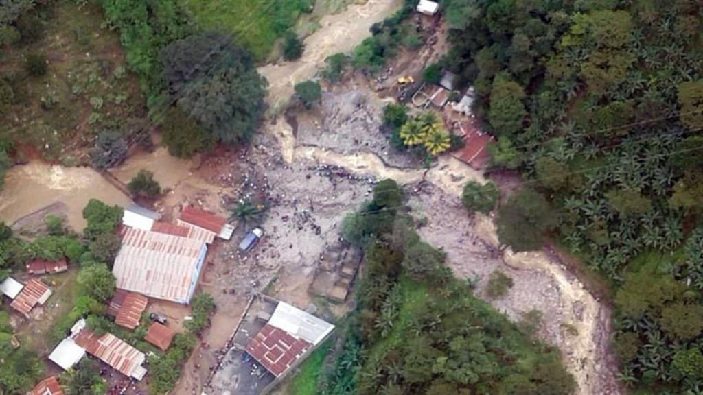Una mujer y un bebé muertos y seis desaparecidos por un alud en Guatemala