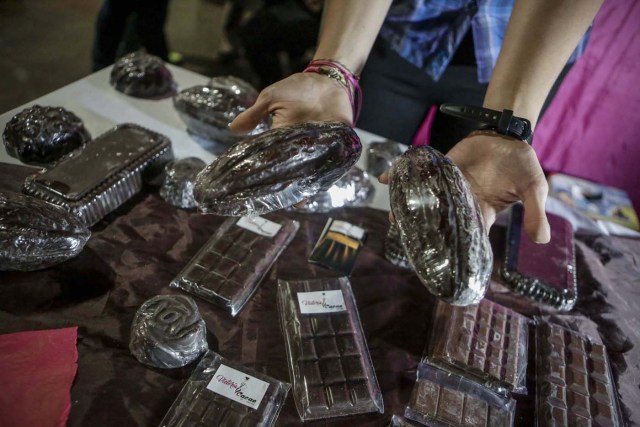 ACOMPAÑA CRÓNICA: VENEZUELA GASTRONOMÍA. CAR09. CARACAS (VENEZUELA), 29/09/2017.- Fotografía fechada el 28 de septiembre de 2017 que muestra un expositor con barras de chocolate en una exhibición de productos derivados del cacao en Caracas (Venezuela). La industria del chocolate en Venezuela organiza su V Expoferia Internacional para "darle impulso" exportador a sus productos, en medio de la rampante crisis económica que atraviesa el país petrolero, y con la mira puesta en otro récord Guinness que promocione el llamado "mejor cacao del mundo". EFE/Cristian Hernández