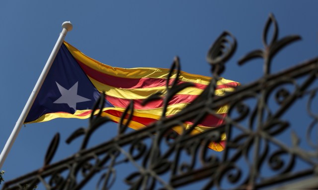 Una bandera separatista catalana se ve en la ciudad de Calella, al norte de Barcelona, España, 5 de septiembre de 2017. REUTERS/Albert Gea