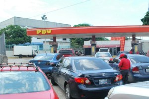 Largas colas en gasolineras por falta de combustible en Vargas