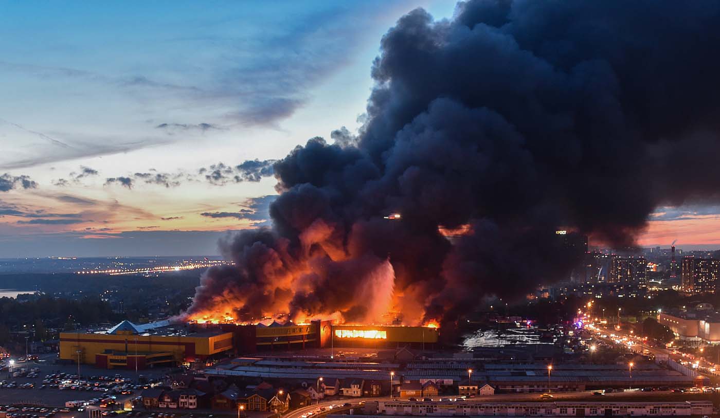 Infierno en Moscú: Miles de evacuados por incendio en centro comercial (fotos)