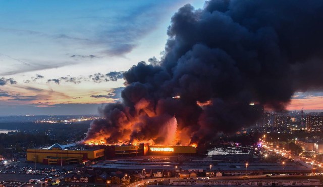 A fire burns at a construction supplies market on the outskirts of Moscow on October 8, 2017. Over 3,000 people were evacuated from the market, according to the Russian Ministry of Emergency Situations. / AFP PHOTO / Vasily MAXIMOV