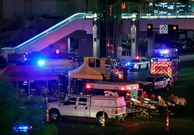 La policía y el personal del rescate se reúnen en la intersección del bulevar de Las Vegas y de la avenida de Tropicana. después de un tiroteo en masa en un festival de música country cerca el 2 de octubre de 2017 en Las Vegas, Nevada. Un pistolero abrió fuego en un festival de música en Las Vegas, dejando al menos 50 muertos y más de 200 heridos. La policía ha confirmado que un sospechoso, Stephen Paddock, ha sido baleado y asesinado. La investigación está en curso. Ethan Miller / Getty Images / AFP