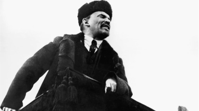 Vladimir Lenin da un discurso en la Plaza Rosa en el primer aniversario de la Revolución Rusa.