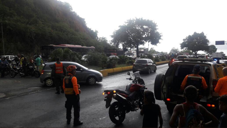 Vehículo colisiona contra pared del túnel Boquerón II en la Caracas-La Guaira