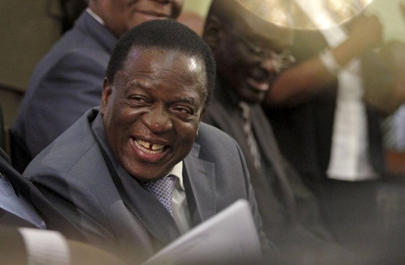 Mnangagwa, designado por oficialismo a suceder a Mugabe, regresa a Zimbabue