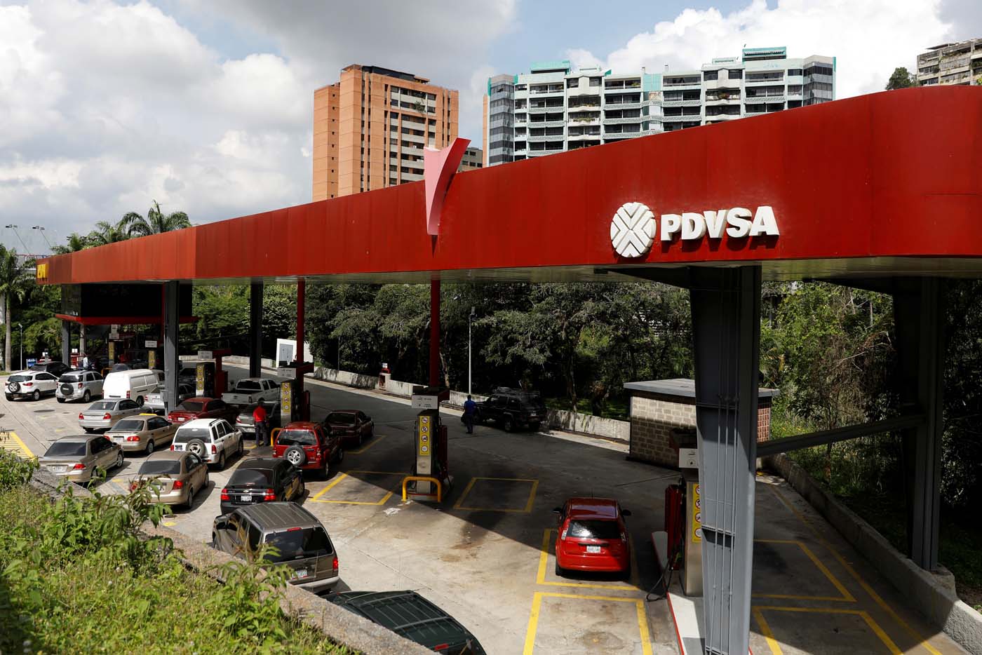 Aseguran que Pdvsa debe vender el litro de gasolina a Bs.S 41 para frenar el contrabando
