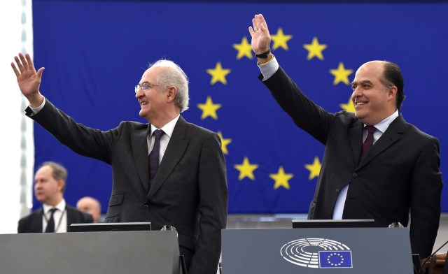 Venezuelan opposition leader Julio Borges (R) and former mayor of Caracas Antonio Ledezma gesture as they arrive at the European Parliament to attend the European Parliament's Sakharov human rights prize ceremony on December 13, 2017 in Strasbourg, eastern France. / AFP PHOTO / FREDERICK FLORIN