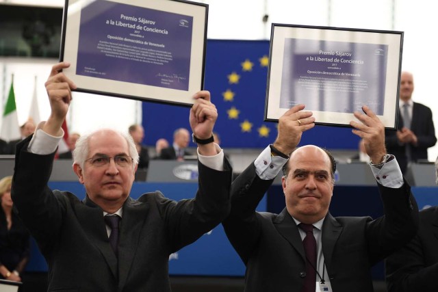 Venezuelan opposition leader Julio Borges (R) and former mayor of Caracas Antonio Ledezma pose with their European Parliament's Sakharov human rights prize during an award ceremony at the European Parliament in Strasbourg, eastern France, on December 13, 2017. / AFP PHOTO / FREDERICK FLORIN