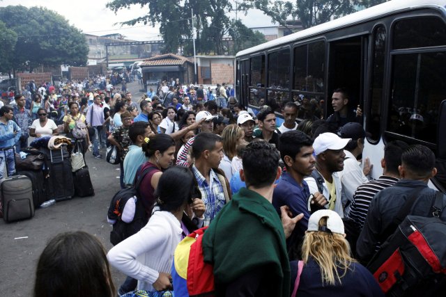 People queue to try to find a spot on a bus to travel to the city of San Antonio near the Colombian border at the bus station in San Cristobal, Venezuela December 14, 2017. Picture taken December 14, 2017. REUTERS/Carlos Eduardo Ramirez