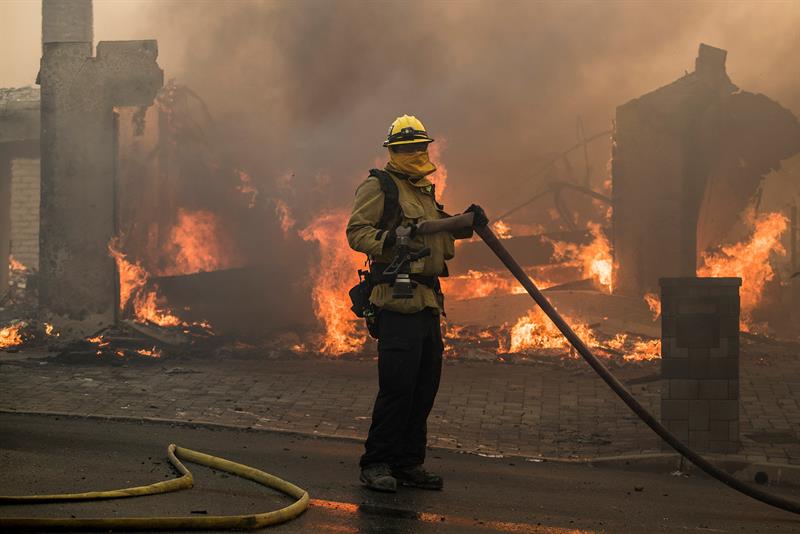 Incendios en California alcanzaron barrios residenciales de Los Ángeles