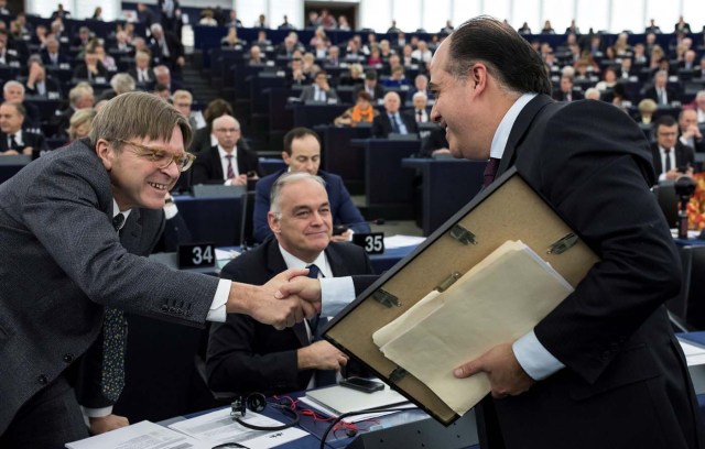 ISL21. ESTRASBURGO (FRANCIA), 13/12/2017.- El presidente de la Asamblea Nacional Venezolana, Julio Borges (d),saluda al representante del PE para el "brexit", el ex primer ministro belga Guy Verhofstadt (i), tras recoger el premio Sájarov a la Libertad de Conciencia que concede el Parlamento Europeo en nombre de la oposición democrática de Venezuela durante una ceremonia en el PE, en Estrasburgo, Francia, hoy 13 de diciembre de 2017. EFE/ Ian Langsdon