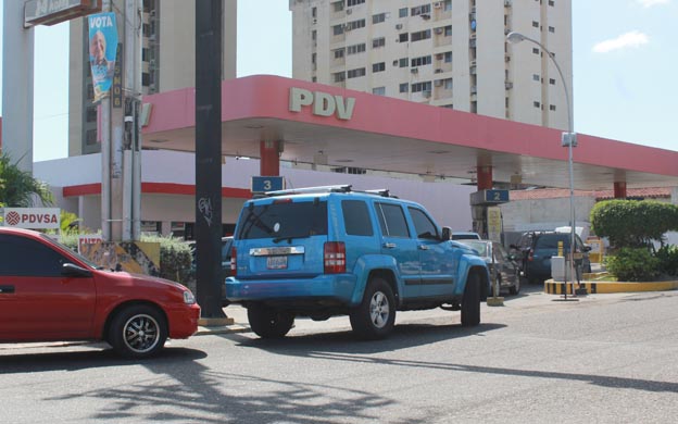 Continúan las colas en gasolineras de Zulia