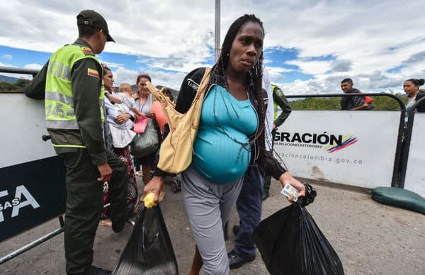 Mujer embarazada cruzando la frontera. Imagen ilustrativa| La Nación 