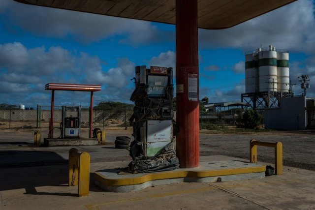 Una bomba fuera de servicio en una estación de PDVSA en Paraguaná Credit Meridith Kohut para The New York Times