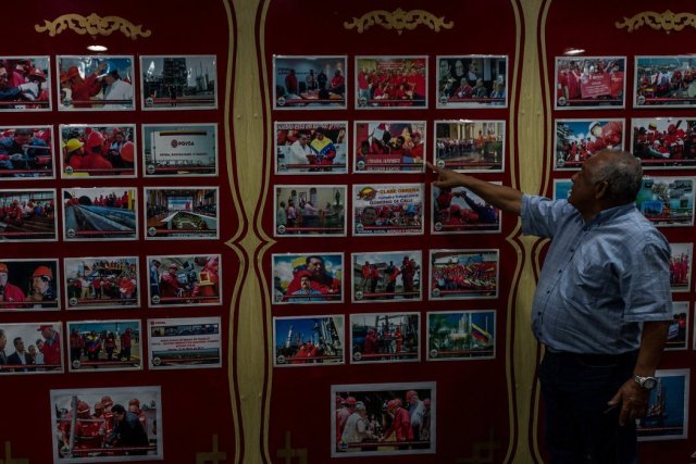 Iván Freites, un líder sindical y franco crítico del gobierno, le muestra a unos visitantes sus oficinas en Caracas. Credit Meridith Kohut para The New York Times