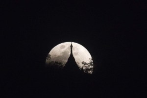 Cercana, grande y sanguínea: La luna ofrece un espectáculo en el cielo  (FOTOS)