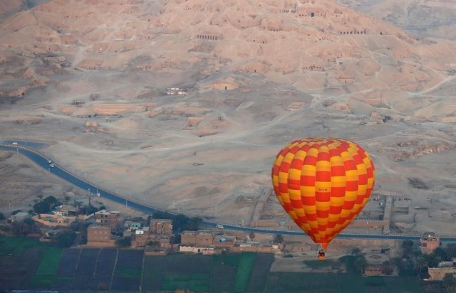 Un globo aerostático sobrevuela la ciudad de Luxor en Egipto el 13 de diciembre de 2016 REUTERS/Amr Abdallah Dalsh