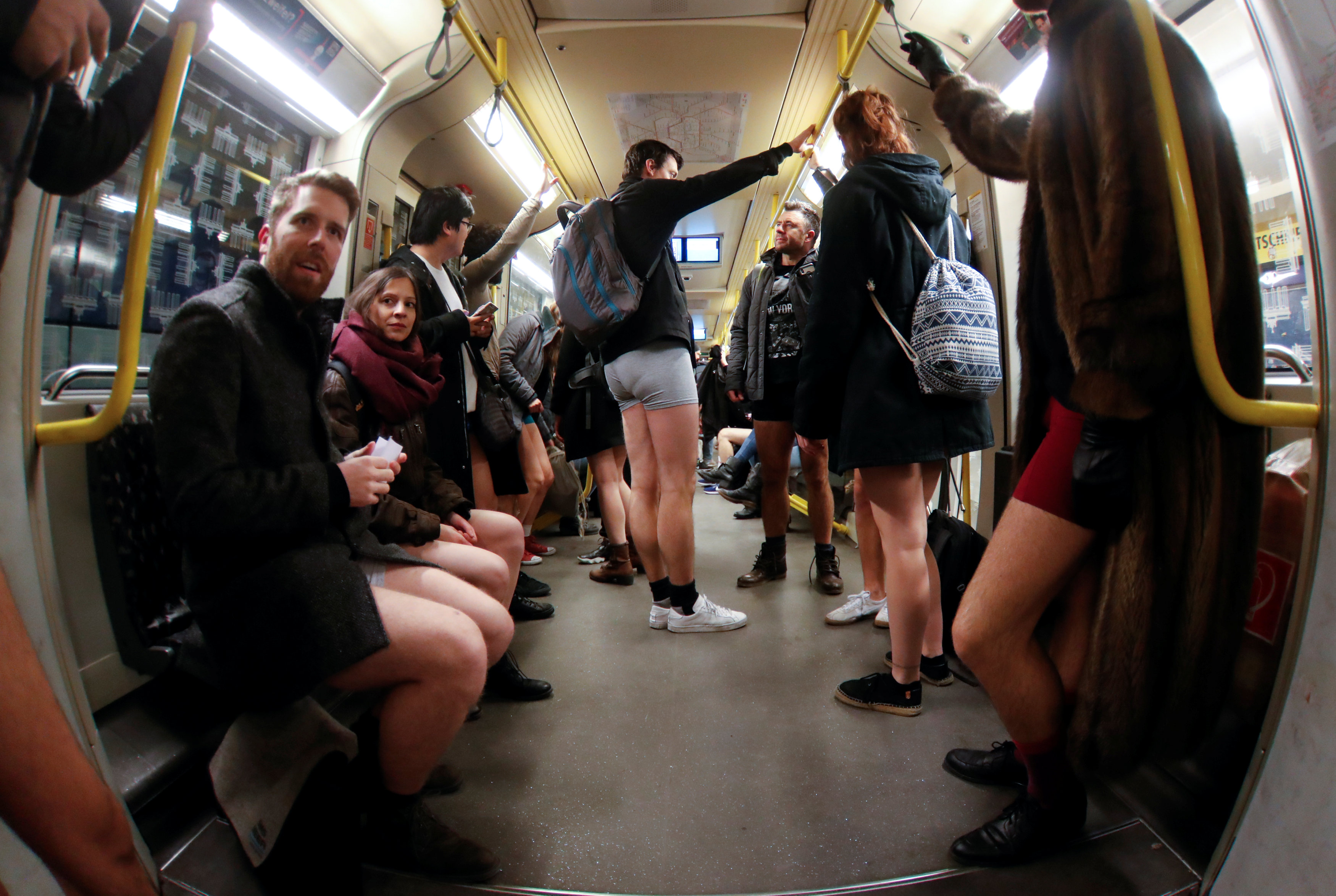 Decenas de berlineses, sin pantalones en el metro en jornada internacional (Fotos)