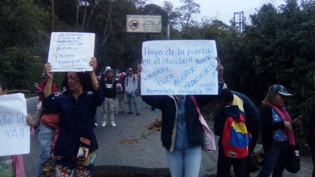 Protesta en Hoyo de la Puerta por fallas en los servicios básicos y vialidad #16Ene