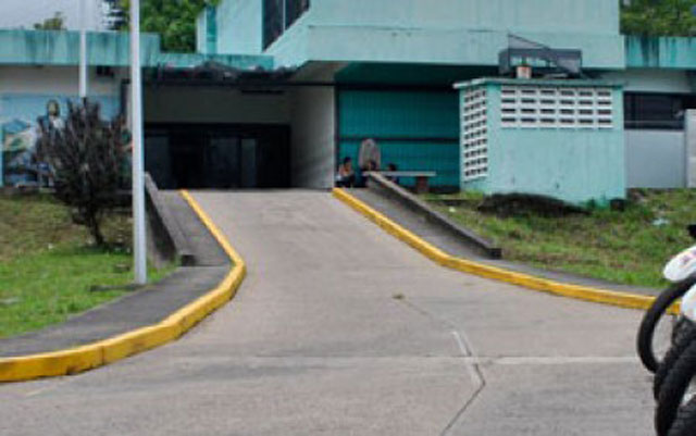 Casi un mes tienen dañadas las tres cavas de la morgue de San Cristóbal