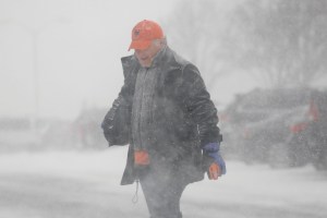 Decretan estado de emergencia en Nueva York por fuerte tormenta de nieve