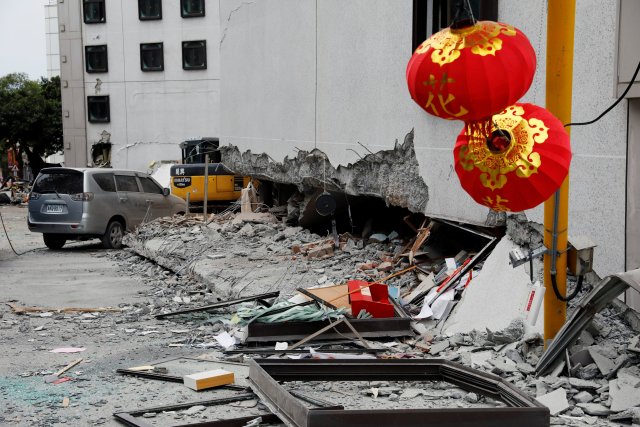 Los escombros se ven fuera de un hotel dañado después de que un terremoto golpeara a Hualien, Taiwán el 7 de febrero de 2018. REUTERS / Tyrone Siu