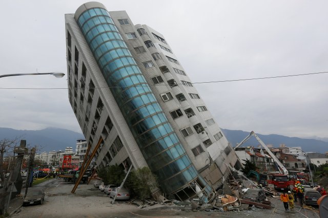 Los trabajadores de rescate son vistos por un edificio dañado después de que un terremoto golpeara a Hualien, Taiwán, el 7 de febrero de 2018. REUTERS / Stringer EDITORES DE ATENCIÓN: ESTA IMAGEN FUE PROPORCIONADA POR UN TERCERO. CHINA FUERA.