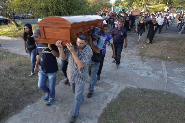 REFILE - CORRECTING NAME Mourners carry the coffin of Joel Contreras and Jovanni Vera, who died during clashes between soldiers and illegal miners in Guasipati according to local media, during their funeral at the cemetery in Upata, Venezuela February 12, 2018. REUTERS/William Urdaneta NO RESALES. NO ARCHIVES