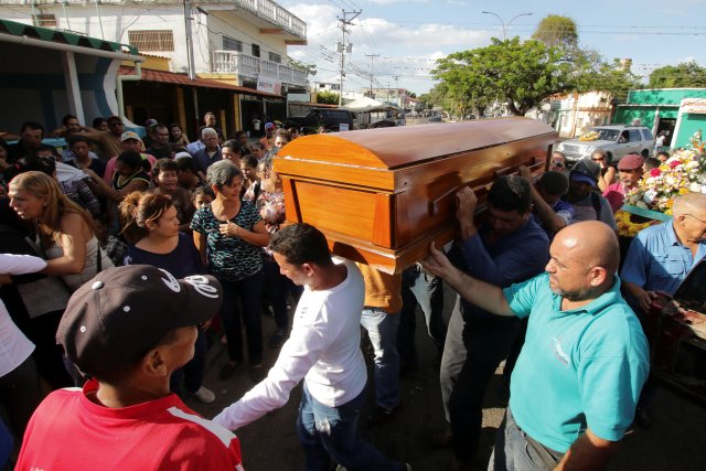 Mourners carry the coffin of Jovanni Vera, who died during clashes between Venezuelan soldiers and illegal miners in Guasipati according to local media, during his funeral at the cemetery in Upata, Venezuela February 12, 2018. REUTERS/William Urdaneta NO RESALES. NO ARCHIVES