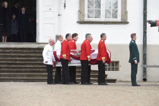 Prince Henrik's casket is moved from Fredensborg Palace to Amalienborg Palace, in Fredensborg, Denmark, February 15, 2018. Ritzau Scanpix Denmark/Liselotte Sabroe via REUTERS ATTENTION EDITORS - THIS IMAGE WAS PROVIDED BY A THIRD PARTY. DENMARK OUT. NO COMMERCIAL OR EDITORIAL SALES IN DENMARK.