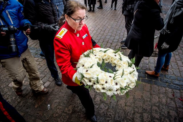 An employee from the Royal Court lay a wreath in front of Amalienborg Palace in Copenhagen, Denmark, February 15, 2018. Ritzau Scanpix Denmark/Mads Claus Rasmussen via REUTERS ATTENTION EDITORS - THIS IMAGE WAS PROVIDED BY A THIRD PARTY. DENMARK OUT. NO COMMERCIAL OR EDITORIAL SALES IN DENMARK.