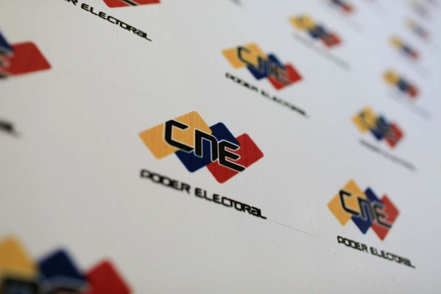 El logotipo del Consejo Nacional Electoral (CNE) se ve en su sede en Caracas, Venezuela, el 26 de febrero de 2018. REUTERS / Marco Bello