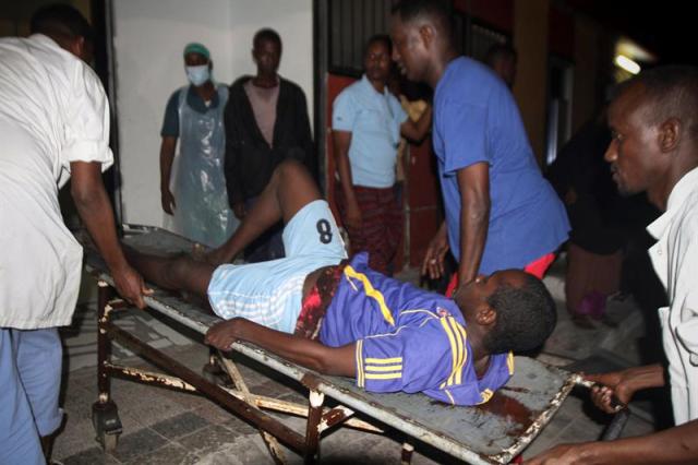 Un hombre herido es trasladado en camilla tras la explosión de dos coches bomba en Mogadiscio, Sonalia, hoy, 23 de febrero de 2018. Al menos veinte personas murieron y veinticinco resultaron heridas en un doble atentado perpetrado hoy por el grupo Al Shabab a las puertas del palacio presidencial en Mogadiscio y en los alrededores de la sede de los servicios de inteligencia, informaron fuentes médicas. EFE/ Said Yusuf Warsame