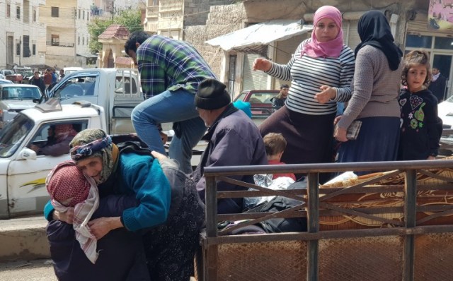 Los civiles se trasladan de un lugar a otro dentro de la ciudad kurda siria de Afrin el 15 de marzo de 2018 mientras la gente se prepara para la posibilidad de un asedio turco de la ciudad. Con las fuerzas dirigidas por los turcos casi rodeando a Afrin, algunos residentes en pánico intentan huir, otros están almacenando alimentos por temor a un asedio, y los combatientes kurdos están cavando para una dura batalla. / AFP PHOTO / STRINGER