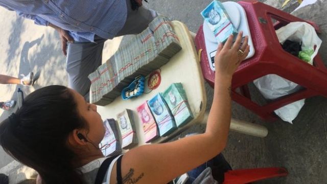 Los cambistas colombianos niegan especular con la moneda venezolana y dicen que tratan de venderla lo más pronto posible porque "cada vez vale menos". (Foto: Boris Miranda / BBC Mundo)
