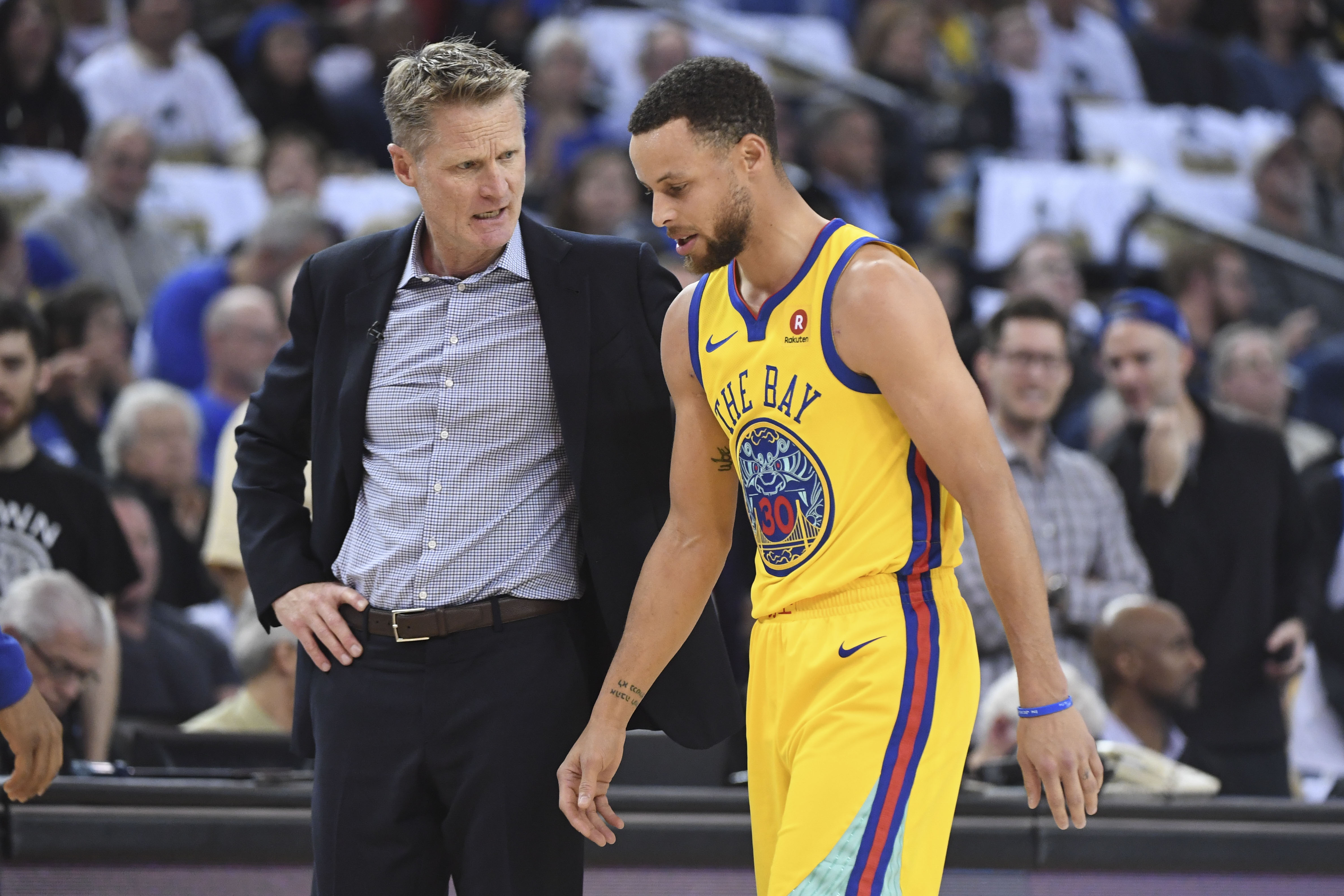 Curry fuera al menos tres semanas por lesión en rodilla izquierda