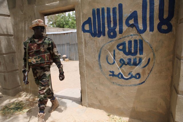 Un soldado de Nigeria sale de una casa que los residentes dicen que un militante de Boko Haram había tomado y secuestrado a la fuerza en Damasak el 24 de marzo de 2015. REUTERS / Joe Penney / File Photo