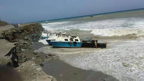 La fuerza de las olas en Vargas logró arrastrar dos remolcadores hasta la orilla de la playa (Fotos)